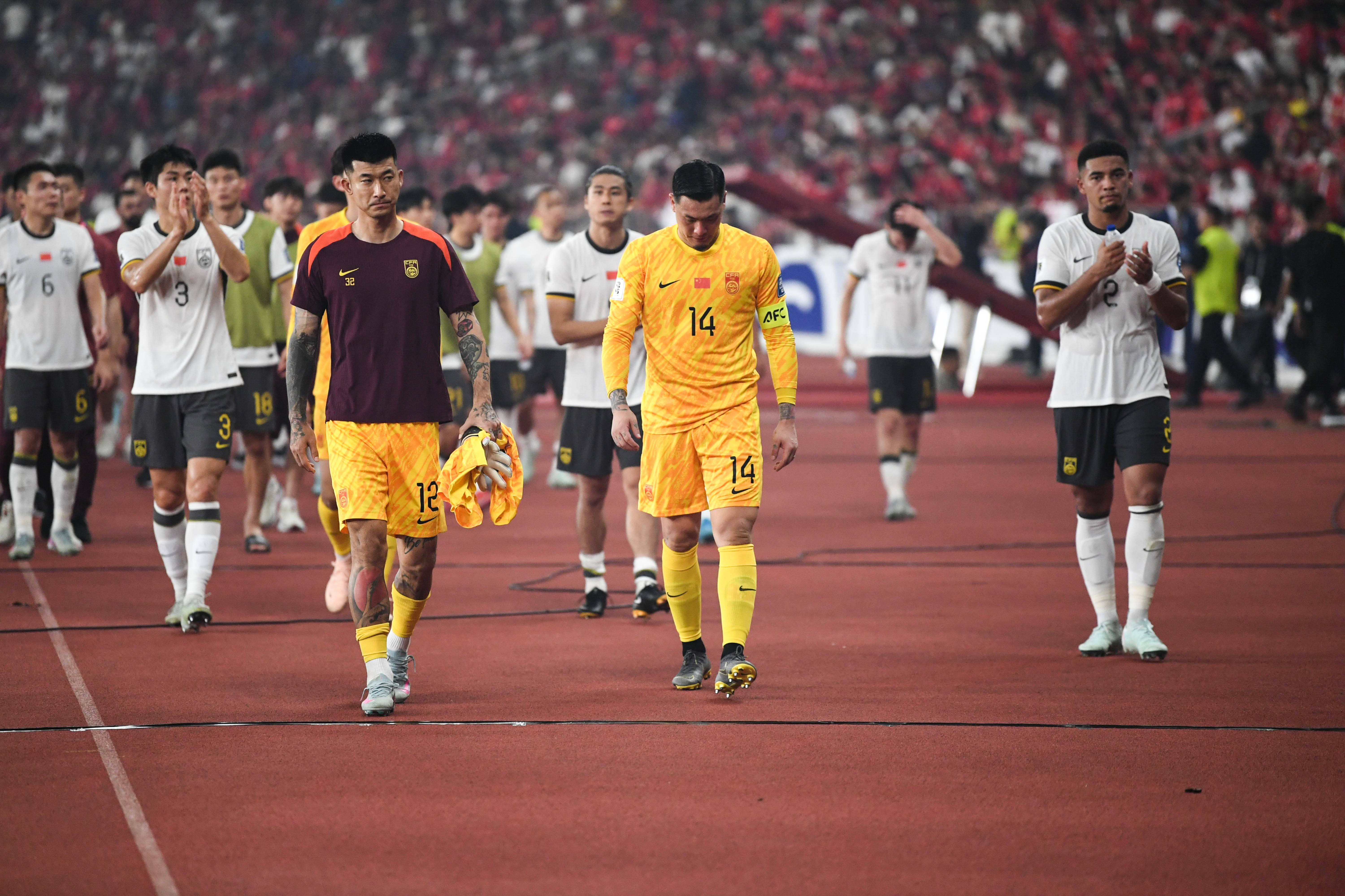 今晨德国杯传出新动向；休斯敦火箭门线救险；管理层表态——引发热议；资深球员宣示担当的简单介绍