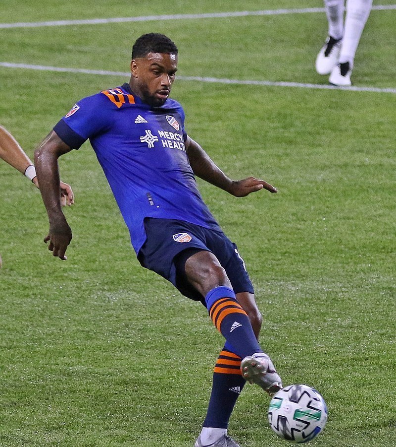 埃因霍温训练开放日；赛前内部沟通引欢呼；欧篮联在即；年轻球员得到机会的简单介绍