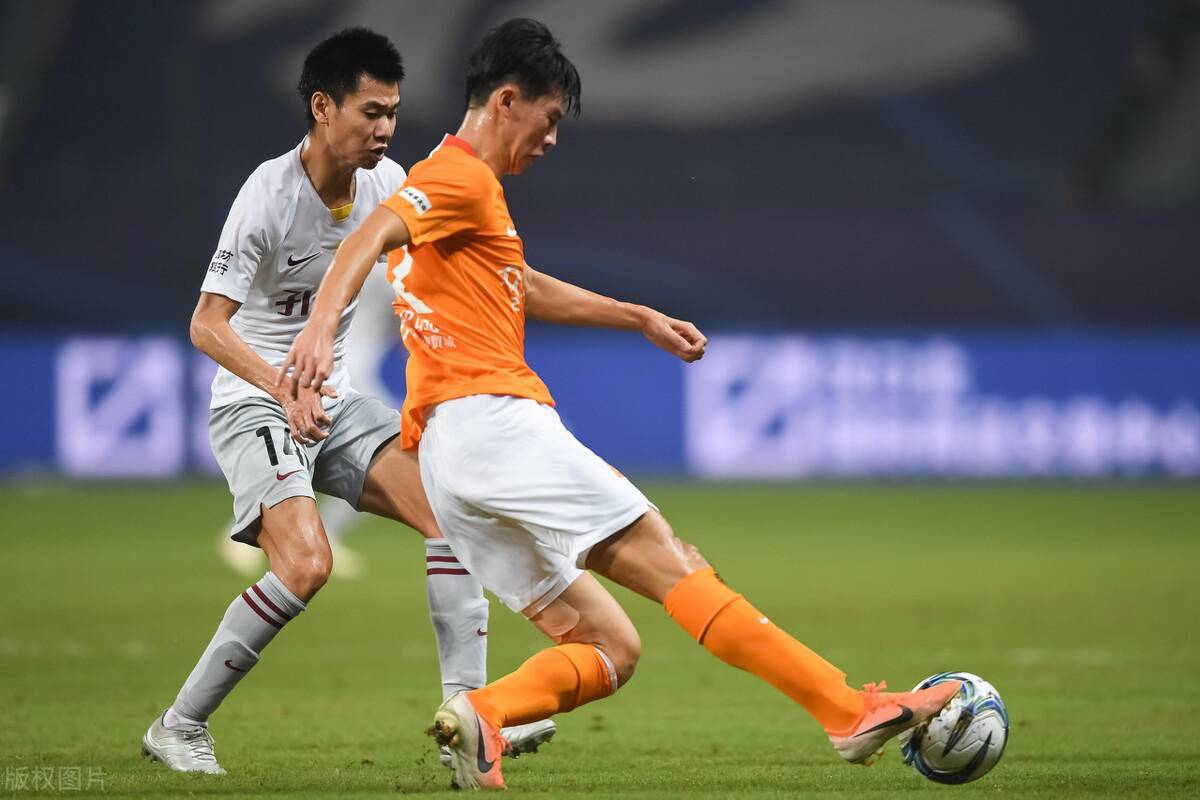 赛地聚焦：中超赛前热度飙升，莱比锡官宣签约，气氛紧张，临场指挥获称赞的简单介绍